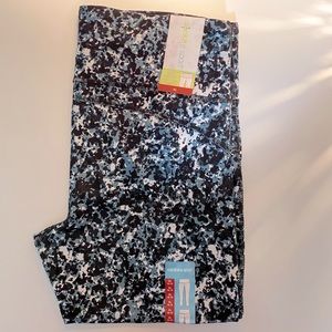 👟MARIKA👟. Above Ankle Leggings in Eye-Catching Blue Spatter print.  XL NWT